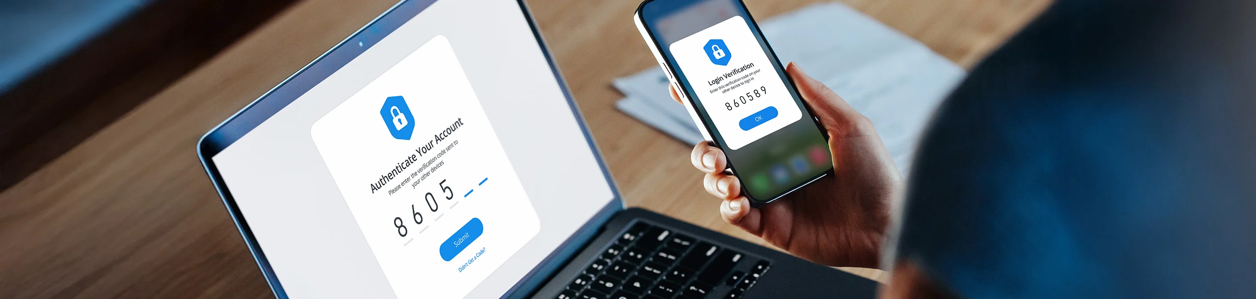 Eine Person hält ein Smartphone mit Sicherheitscode in der Hand