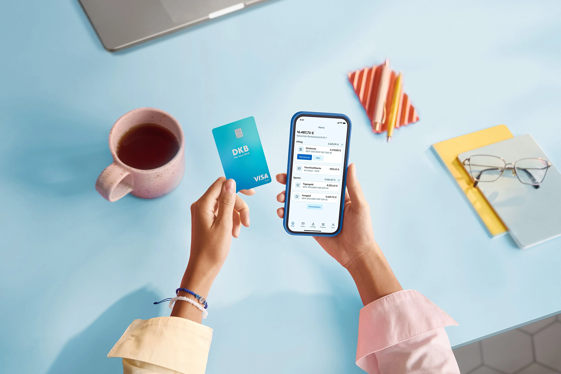 DKB Visa Debitkarte und Banking-App auf dem Smartphone