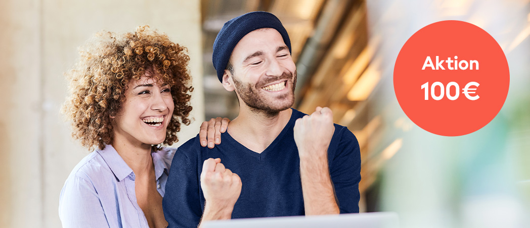 Eine Frau und ein Mann freuen sich