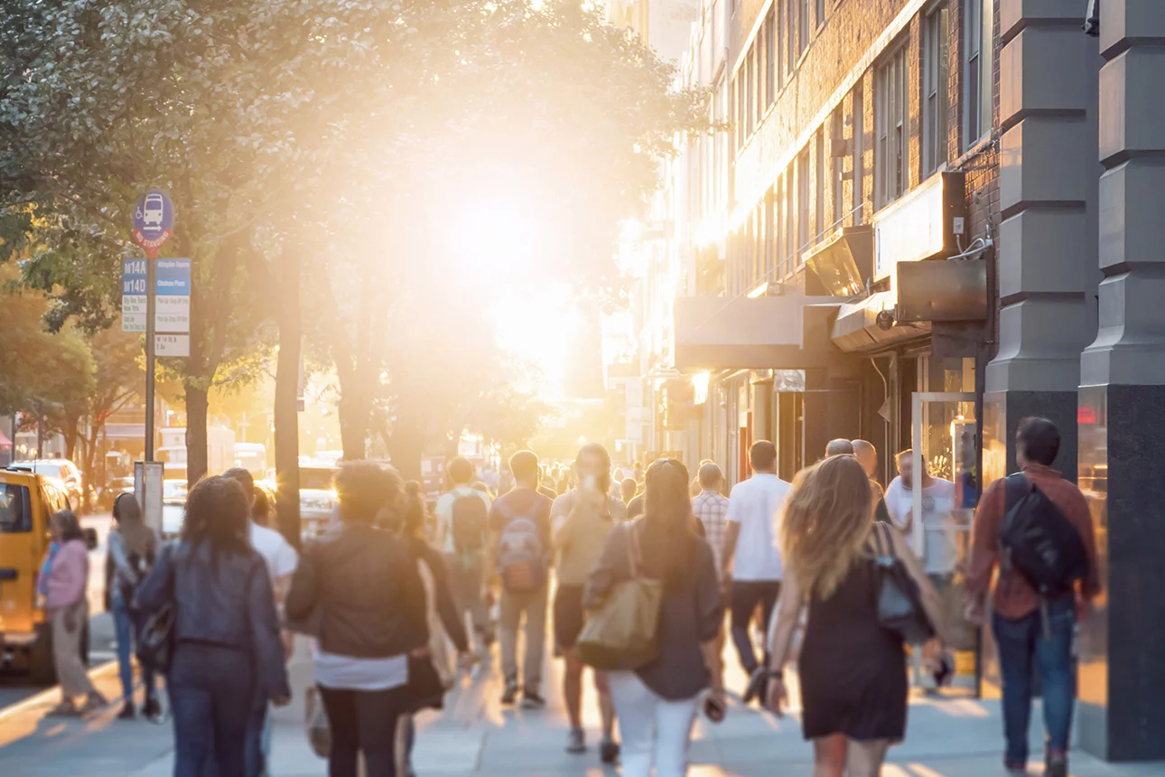 Eine Sonnige und belebte Einkaufsstraße mit vielen Menschen