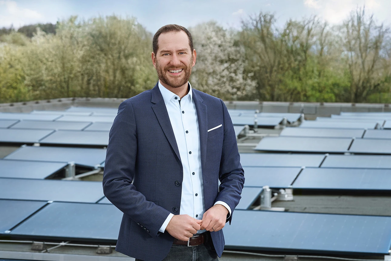 Kunde Chris Werner auf einem Dach mit PV-Anlage