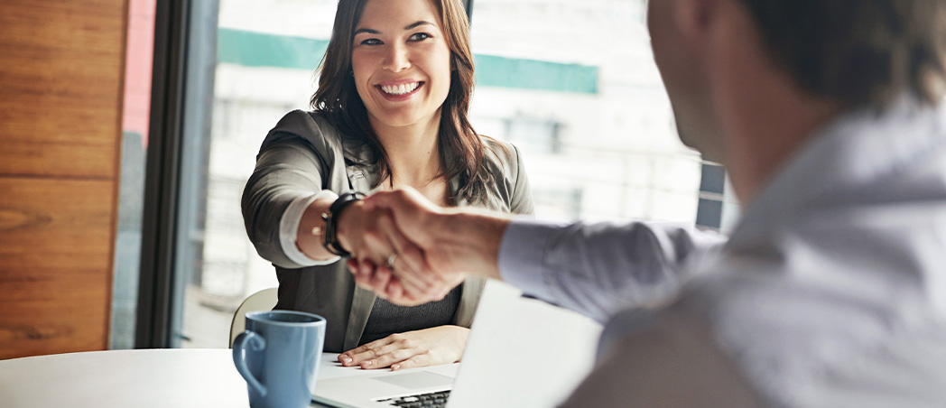 Ein Mann und eine Frau schütteln sich die Hand
