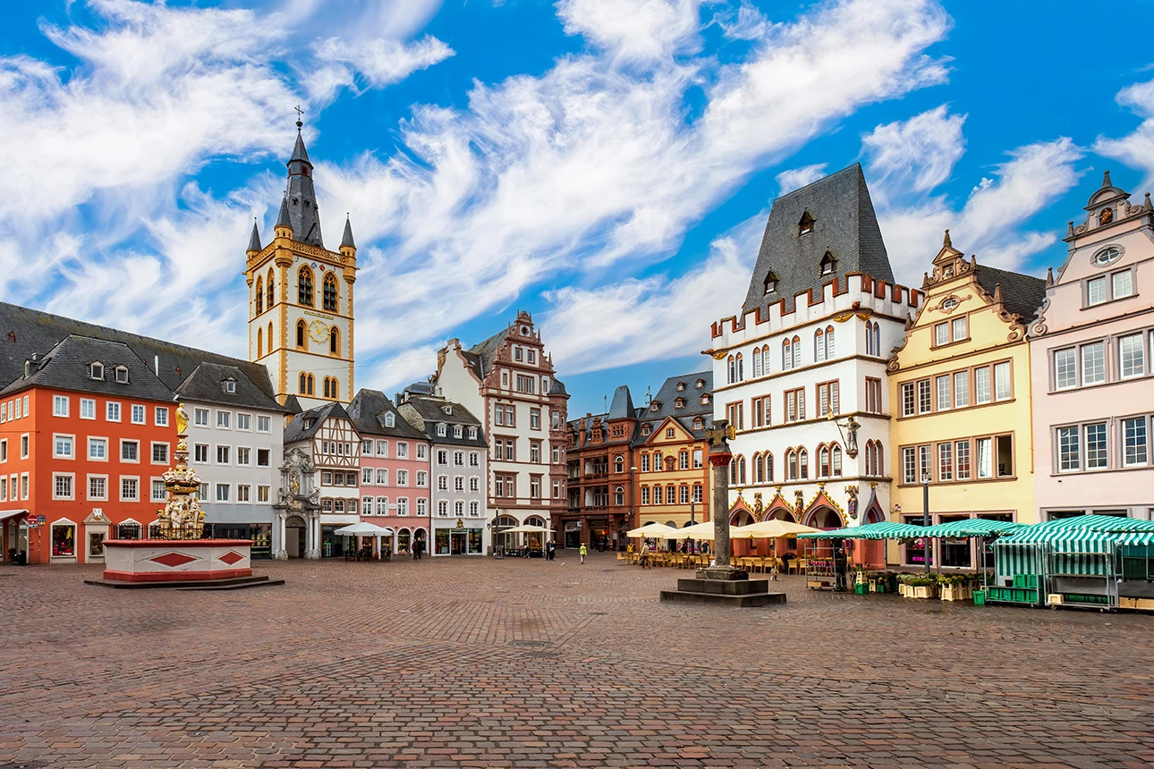 Historischer Marktplatz mit Kopfsteinpflaster und Kirche
