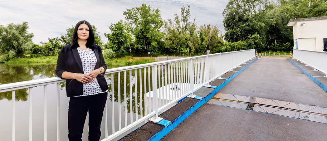 DKB-Kundenbetreuerin Sandy Dietze an der Wasserkraftanlage