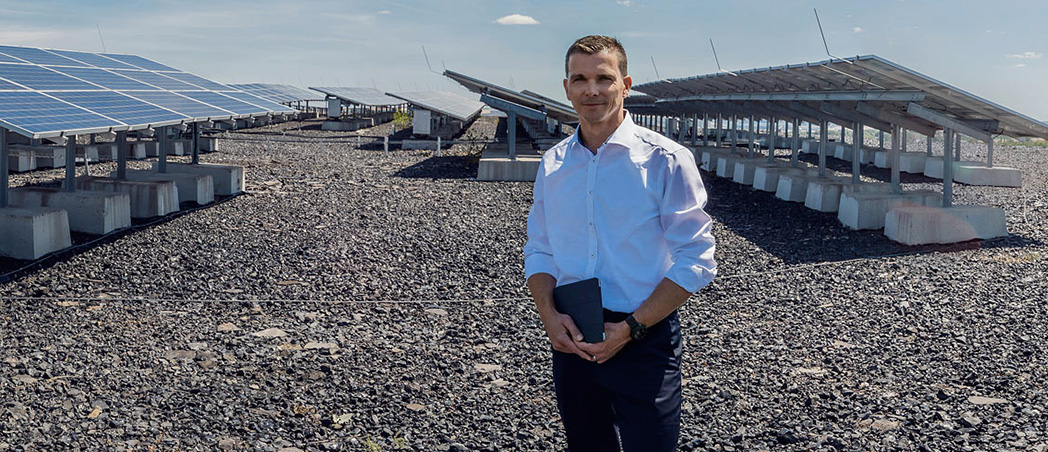 Marco Sparmann vor Solarmodulen des Solarparks Krughütte