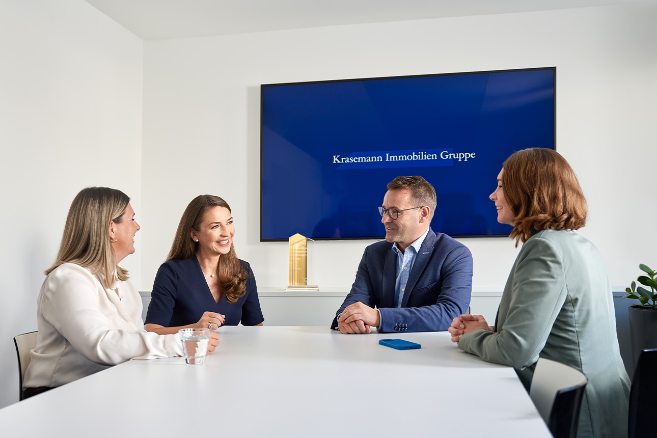 Mehrere Personen sitzen am Tisch eines Besprechungsraumes bei KRASEMANN