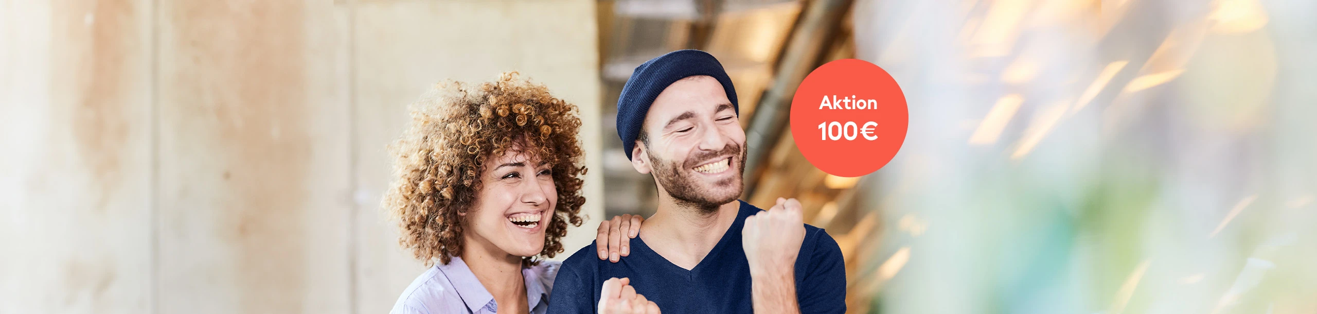 Eine Frau und ein Mann freuen sich