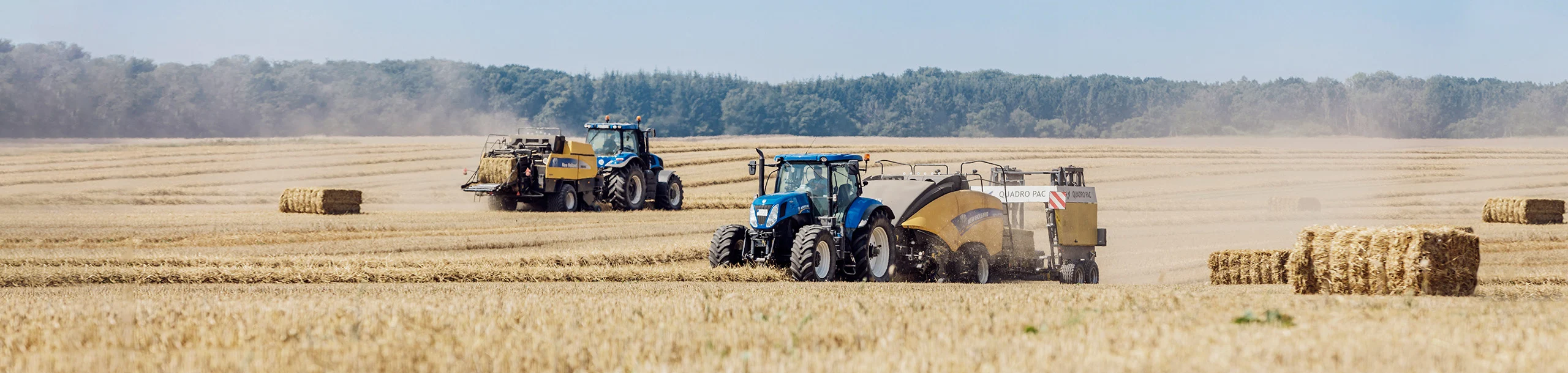 Landmaschinen auf einem Feld