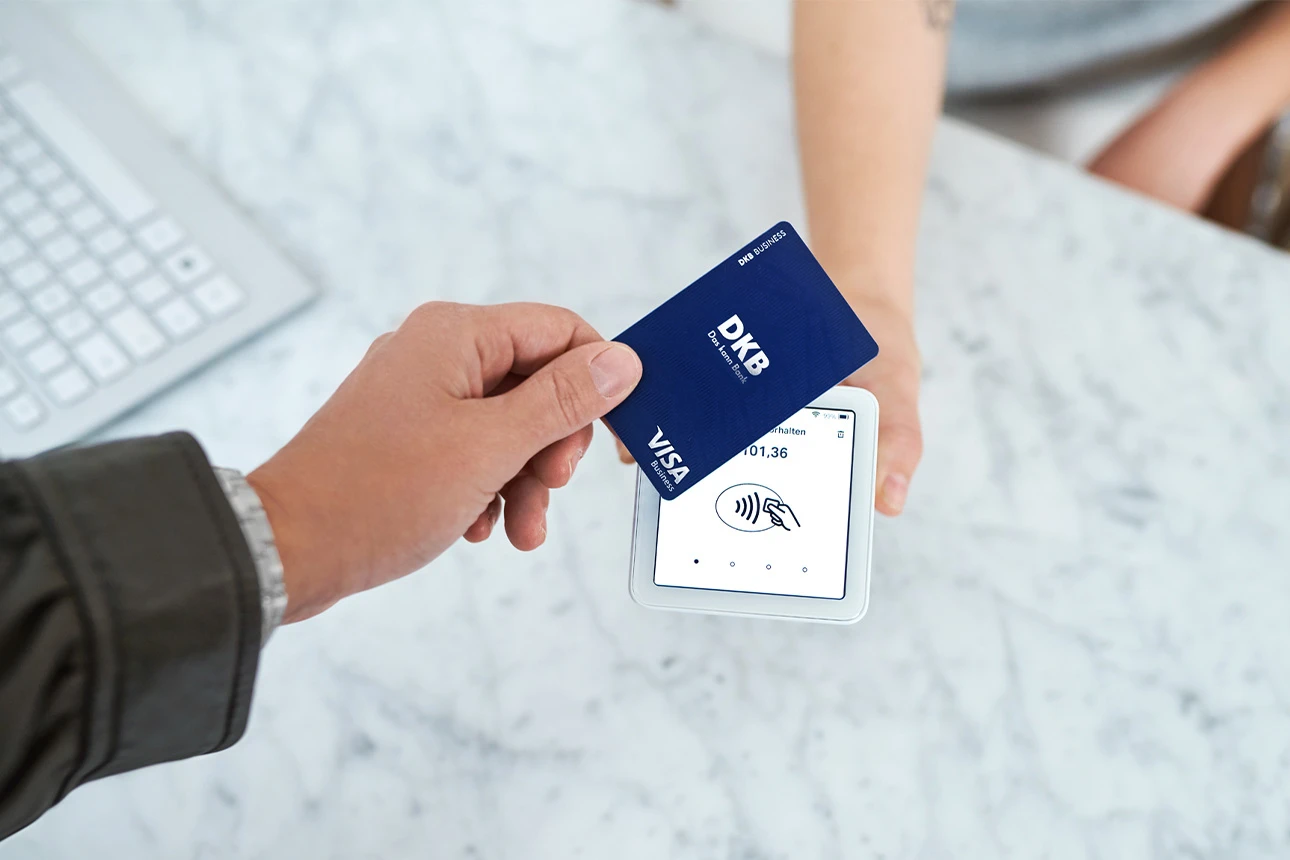 DKB Kund*in bezahlt mit der Visa Geschäftskreditkarte