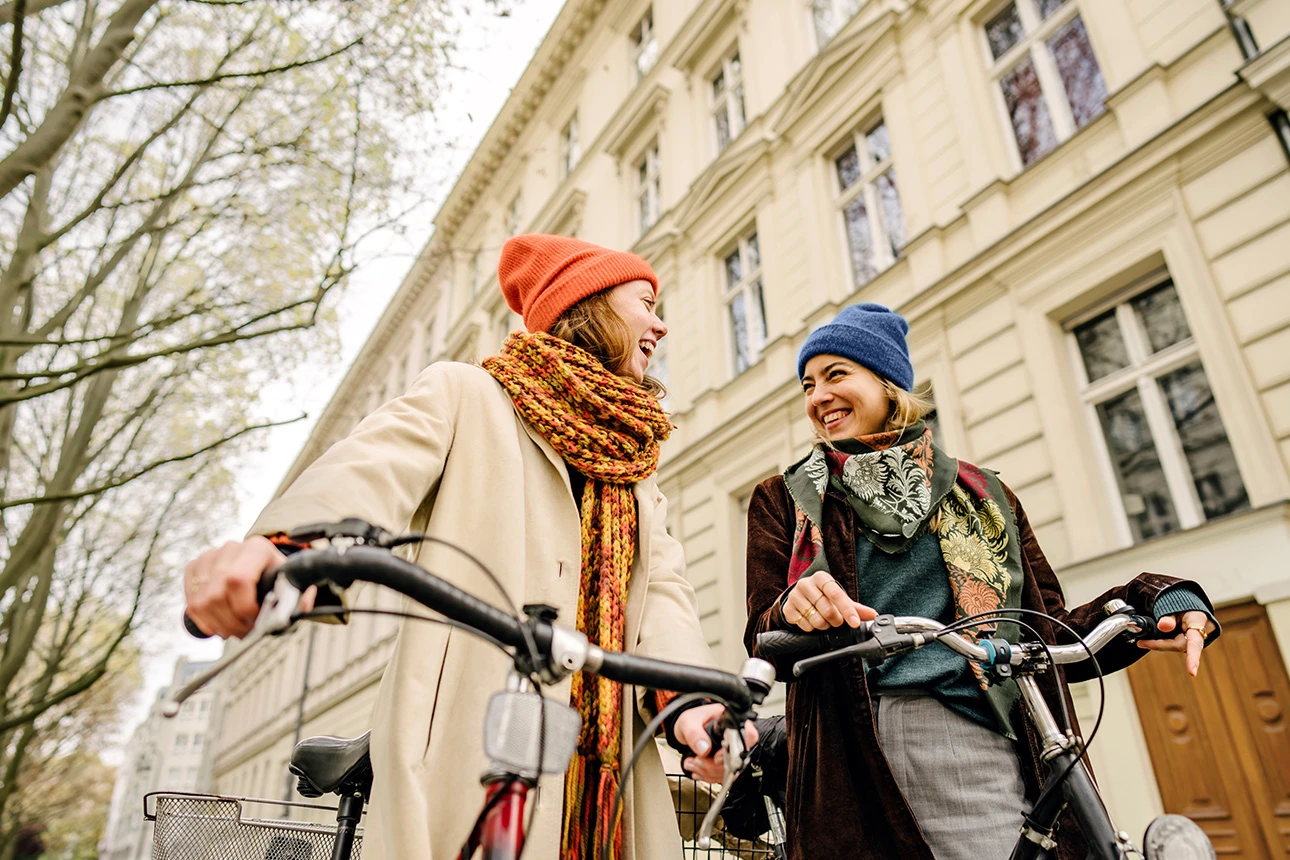 Zwei Radfahrerinnen unterwegs in der Stadt