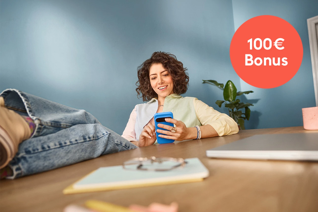 Eine Frau schaut aufs Smartphone