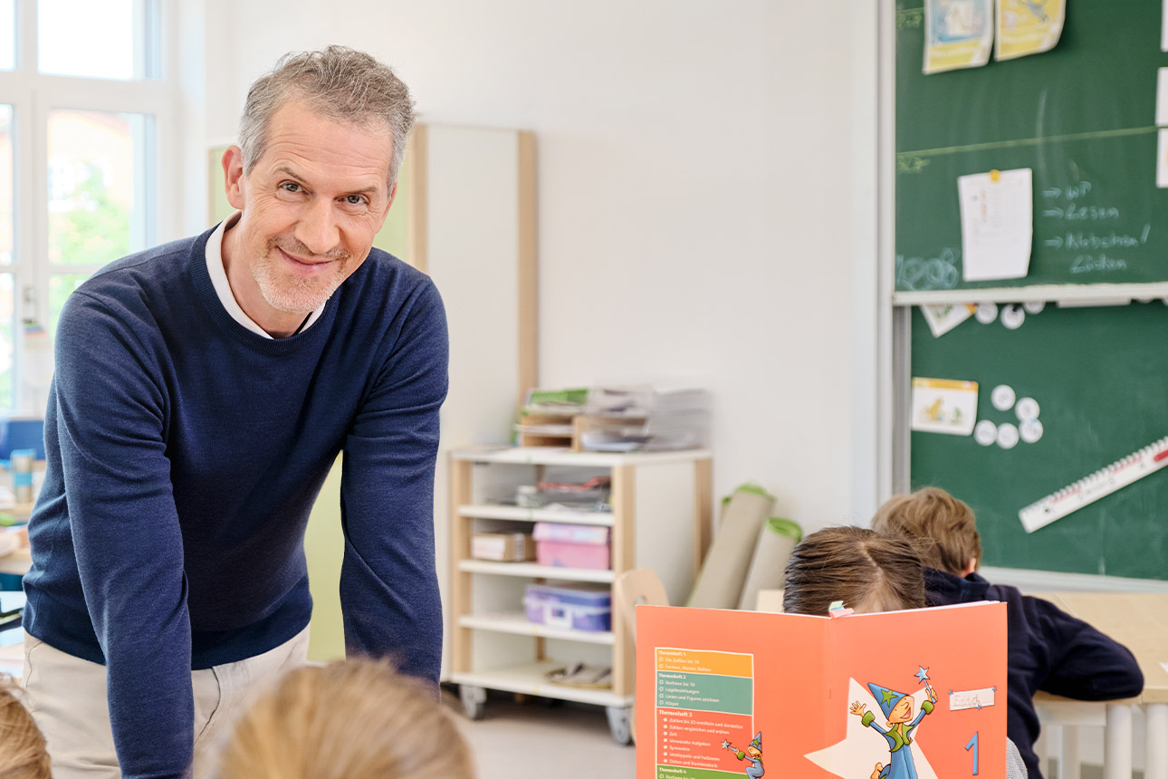 Schuldirektor Boris Smalla im Klassenraum