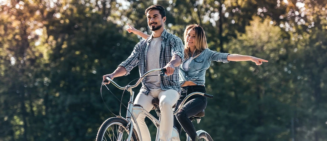 Ein Mann und eine Frau fahren gemeinsam auf einem Fahrrad