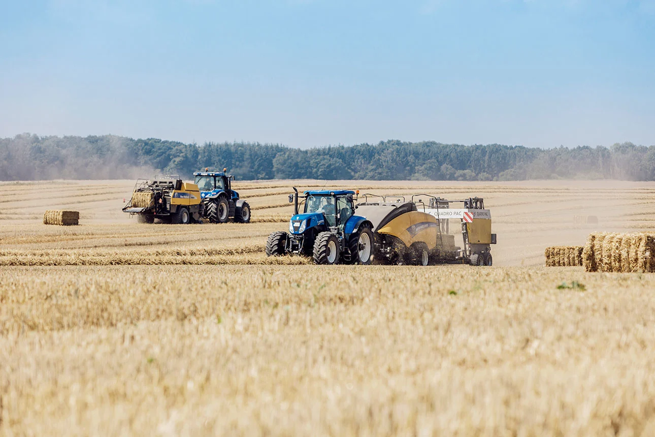 Landmaschinen auf einem Feld