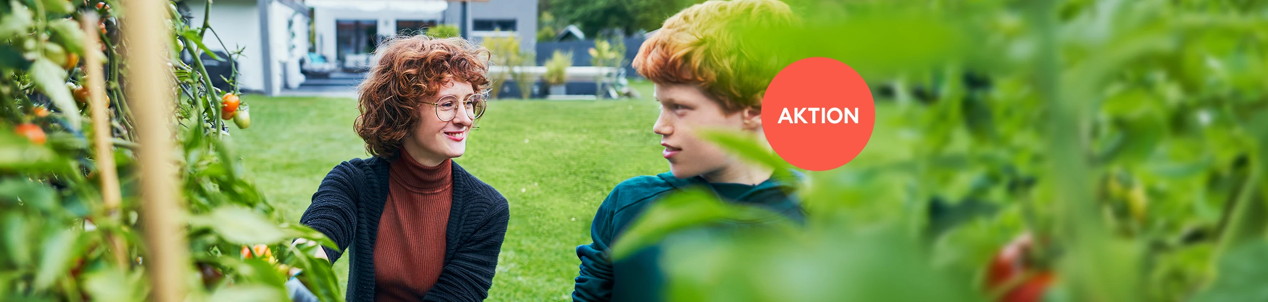 Frau mit Kind sind glücklich im Garten Ihres Hauses