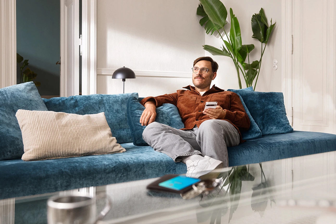 Ein Mann sitzt auf der Couch