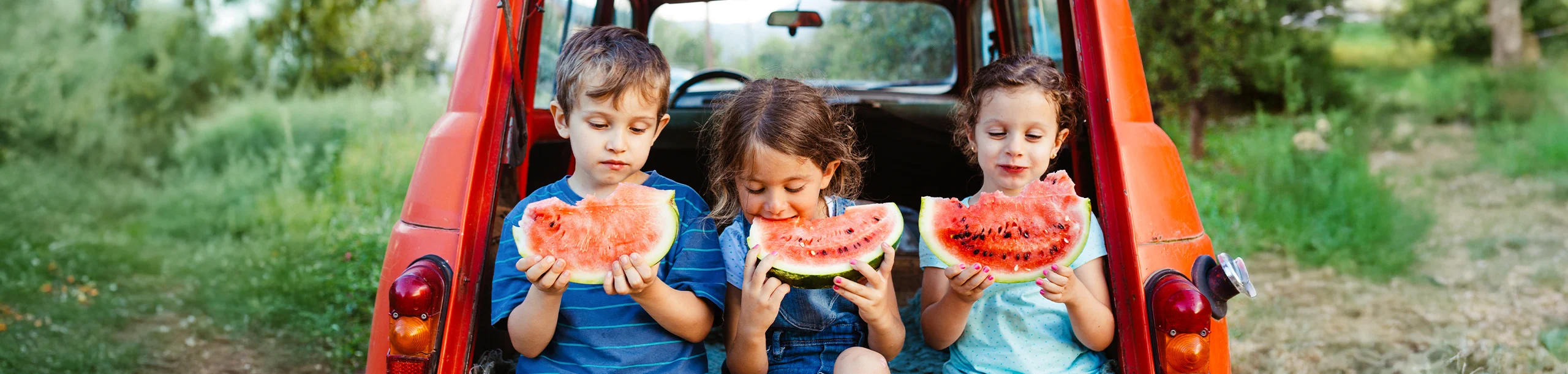 Kinder mit Melone