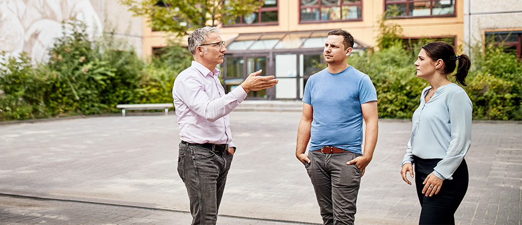 Personen vor der Gemeinschaftsschule Erfurt