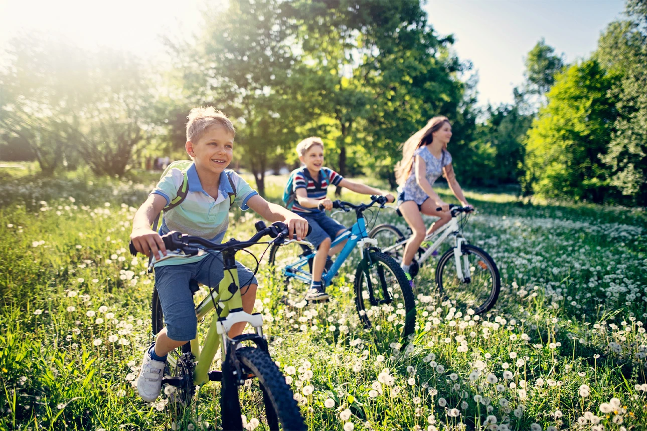 3 Kinder auf Fahrrädern mit guter Laune