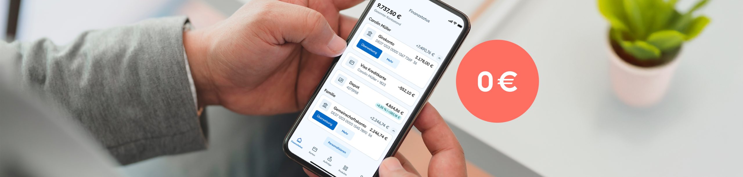 Eine Hand hält ein Handy mit geöffneter Clark-App