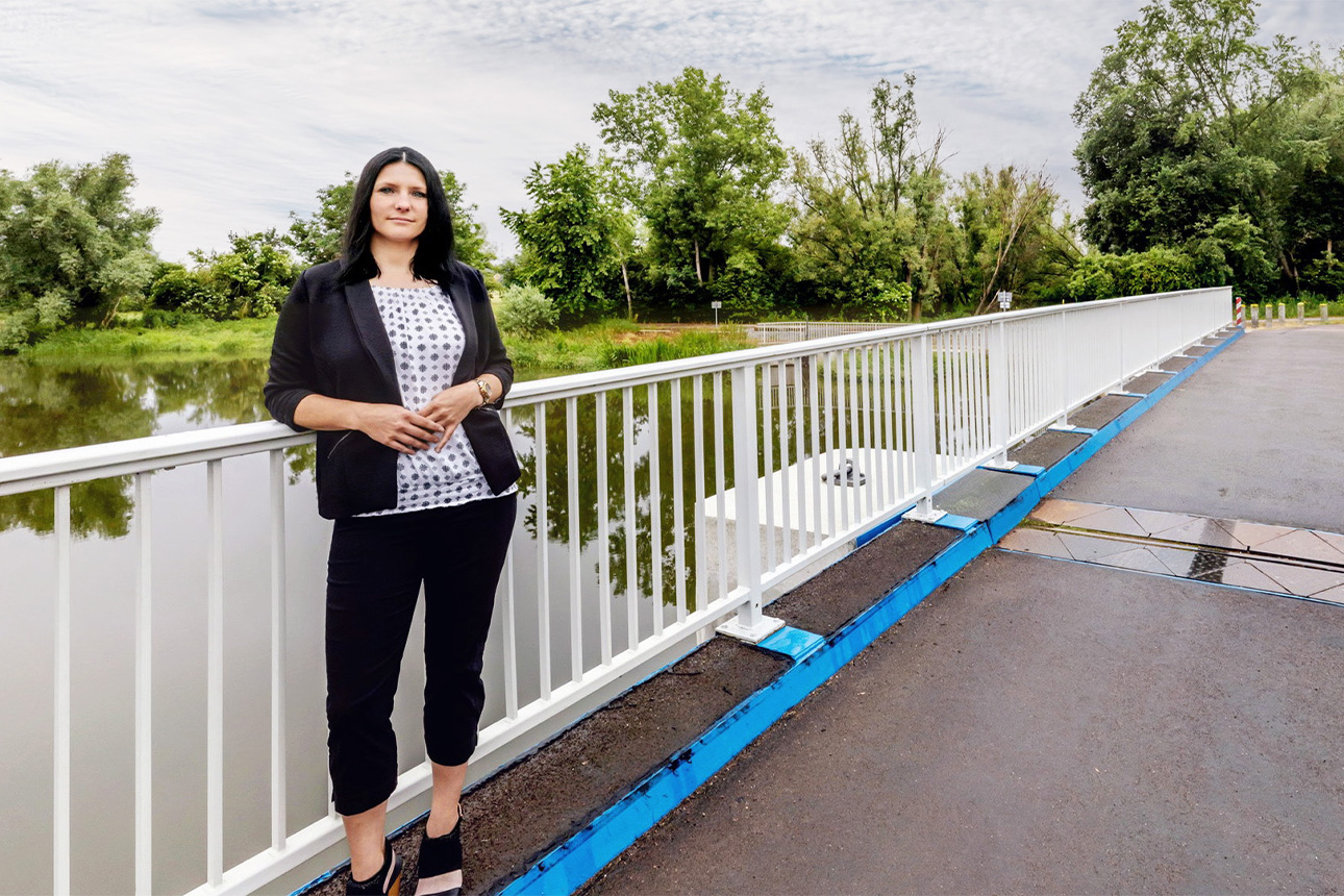 DKB-Kundenbetreuerin Sandy Dietze an der Wasserkraftanlage