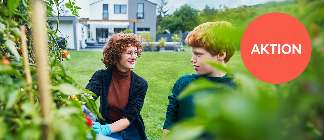 Frau mit Kind sind glücklich im Garten Ihres Hauses