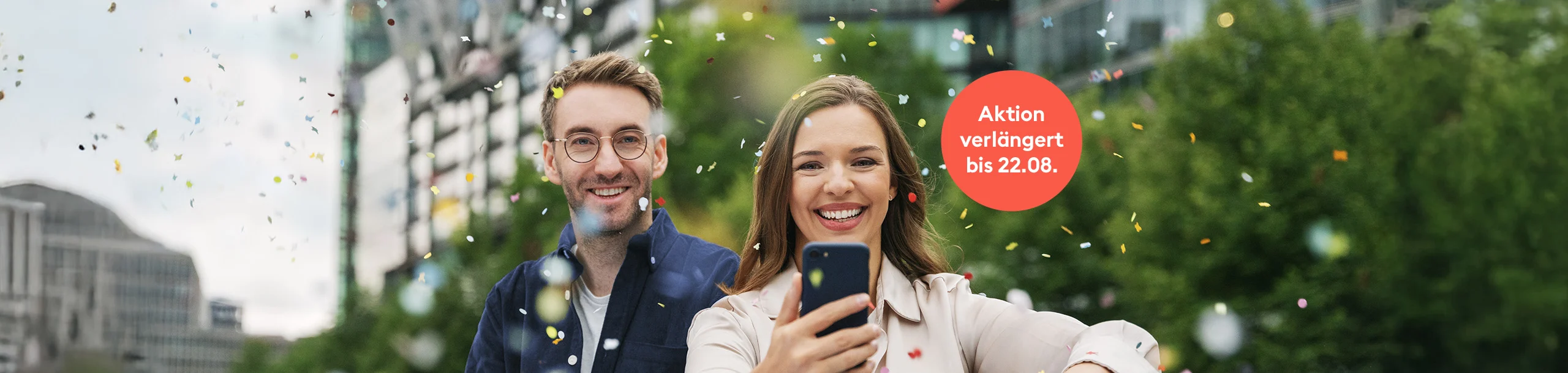 Eine Frau und ein Mann schauen auf ein Smartphone