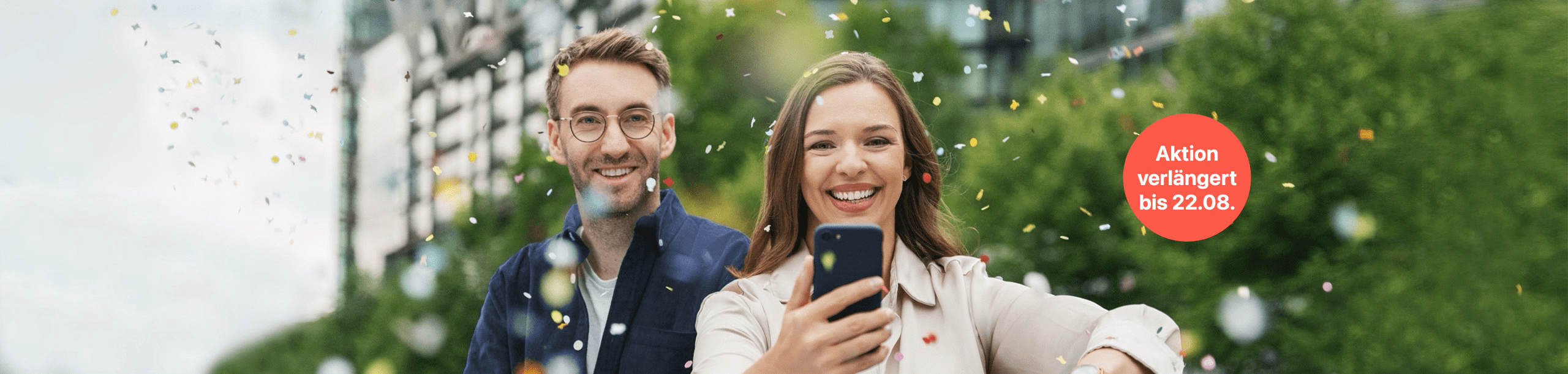 Eine Frau und ein Mann schauen auf ein Smartphone