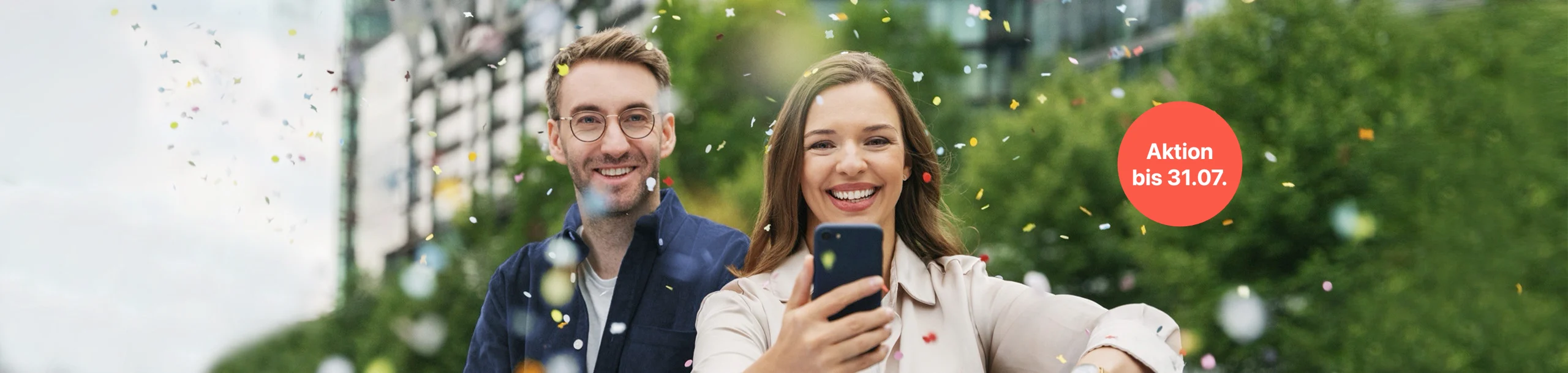 Eine Frau und ein Mann schauen auf ein Smartphone
