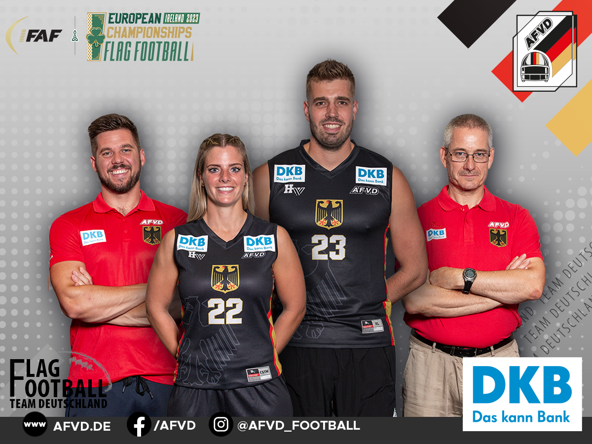 Spieler*innen und Trainer der Flag Football-Nationalmannschaft mit DKB-Logo auf Kleidung und Trikots