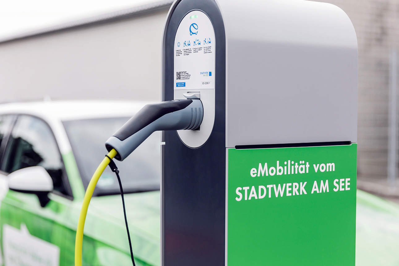 Ein Elektroauto an einer der E-Ladesäulen der Stadtwerke am See