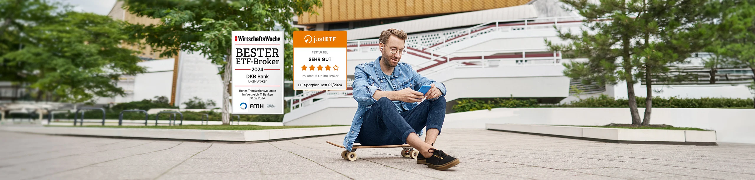 Mann mit Handy sitzt auf Skateboard