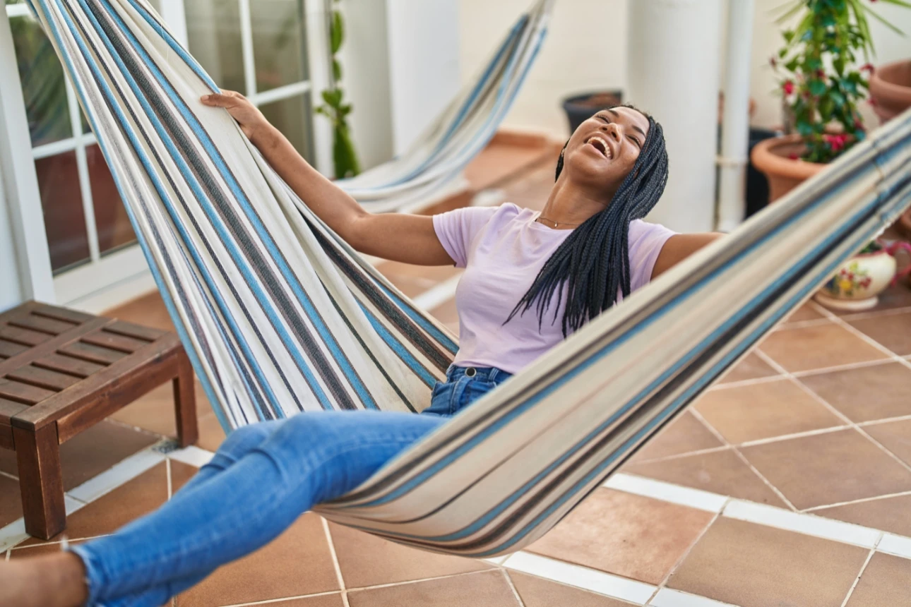 Eine Frau schaukelt in einer Hängematte
