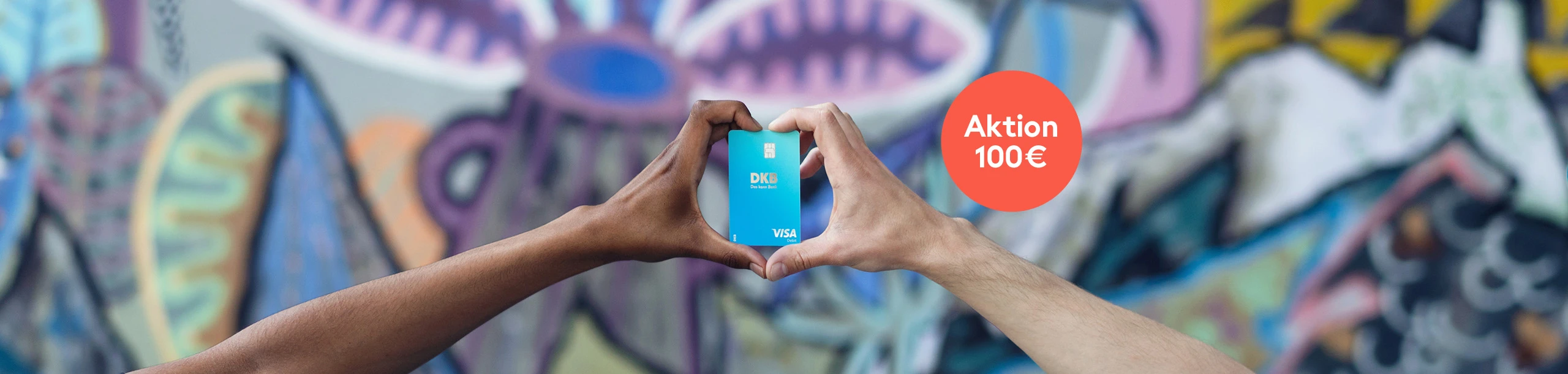 Zwei Personen halten eine Visa Debitkarte in der Hand