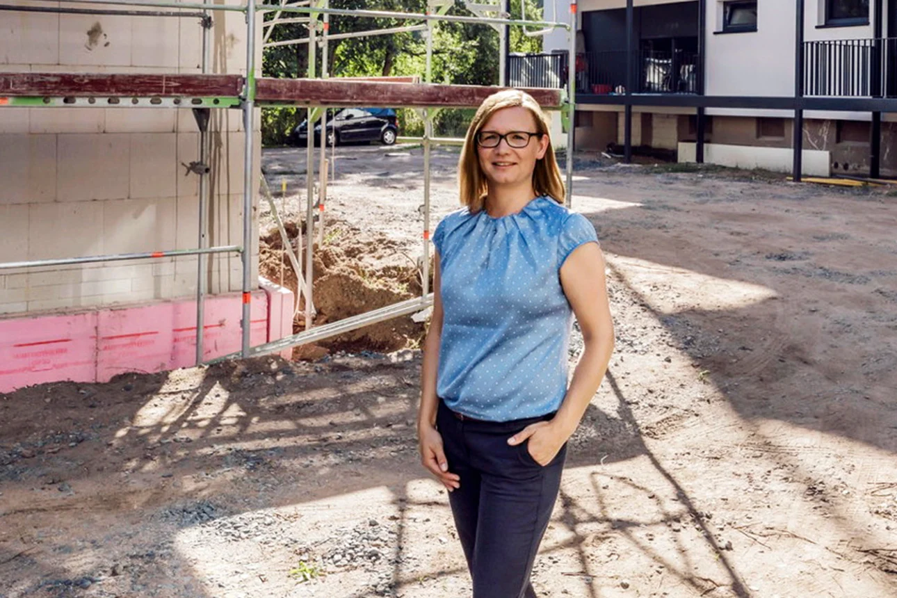 DKB-Kundenbetreuerin Michaela Dreßler auf der Baustelle der Wohnbau Mühlheim