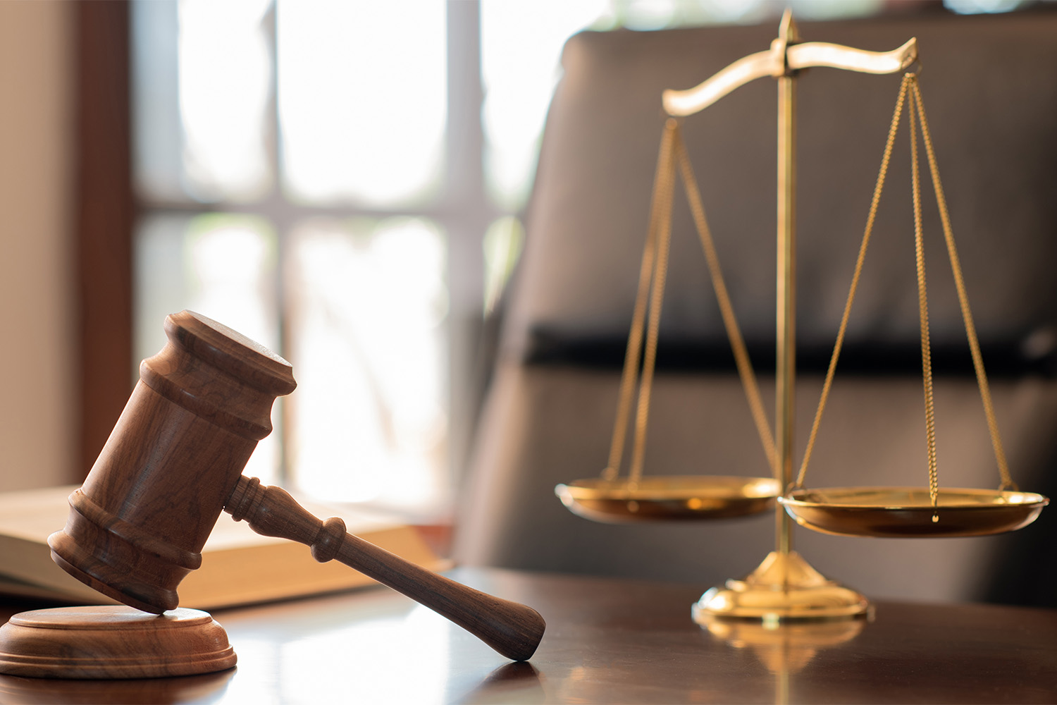 Law scale and gavel