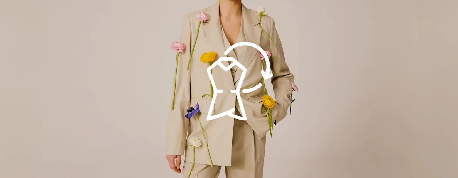 Beiger Anzug mit farbenfrohen Accessoires: Stern-Motiv, gelbe Tasche und rosa Blume als Akzente.