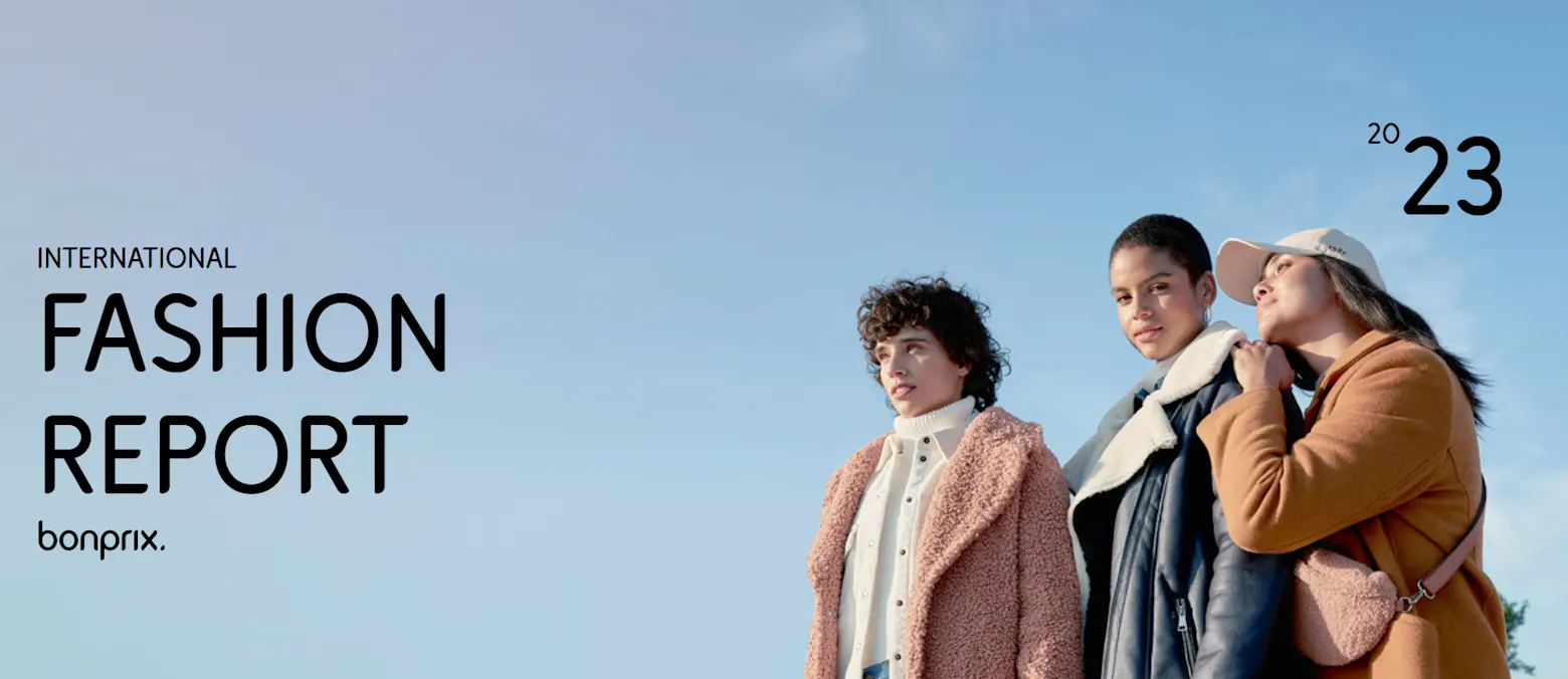Drei Personen in moderner Winterkleidung posieren für einen internationalen Modebericht des Jahres 2023.