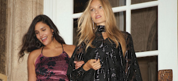 Glitzernde Abendkleider: Ein violettes Trägerkleid und ein schwarzes Paillettenkleid mit langen Ärmeln.