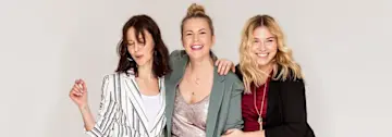 Gestreifte Bluse, glitzerndes Top und grüne Jacke: Stylische Outfits für verschiedene Anlässe.