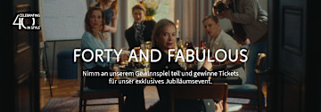 Fünf Personen sitzen an einem Tisch bei einer Feier, mit dem Text "FORTY AND FABULOUS" und "CELEBRATING 40 IN STYLE". Darunter steht der Aufruf: "Nimm an unserem Gewinnspiel teil und gewinne Tickets für unser exklusives Jubiläumsevent."