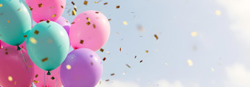 Bunte Luftballons schweben vor hellblauem Himmel. Goldene Konfetti glitzern in der Luft.