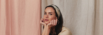 Elegante Bluse in Pastelltönen, kombiniert mit einem zarten Haarband für einen stilvollen, femininen Look.