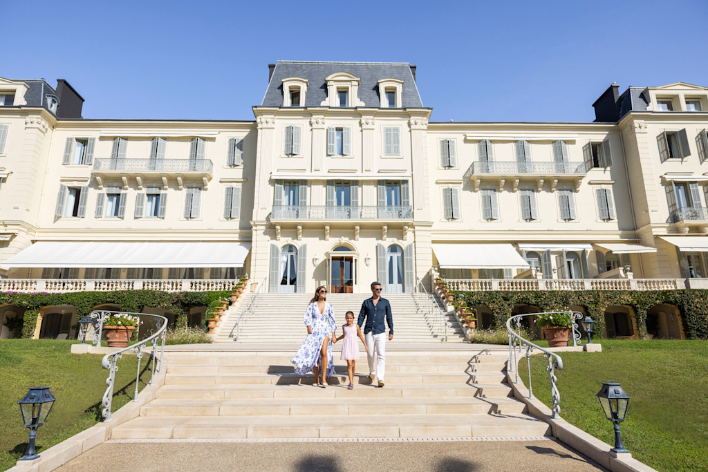 HDC - Family going down the Grande Allée