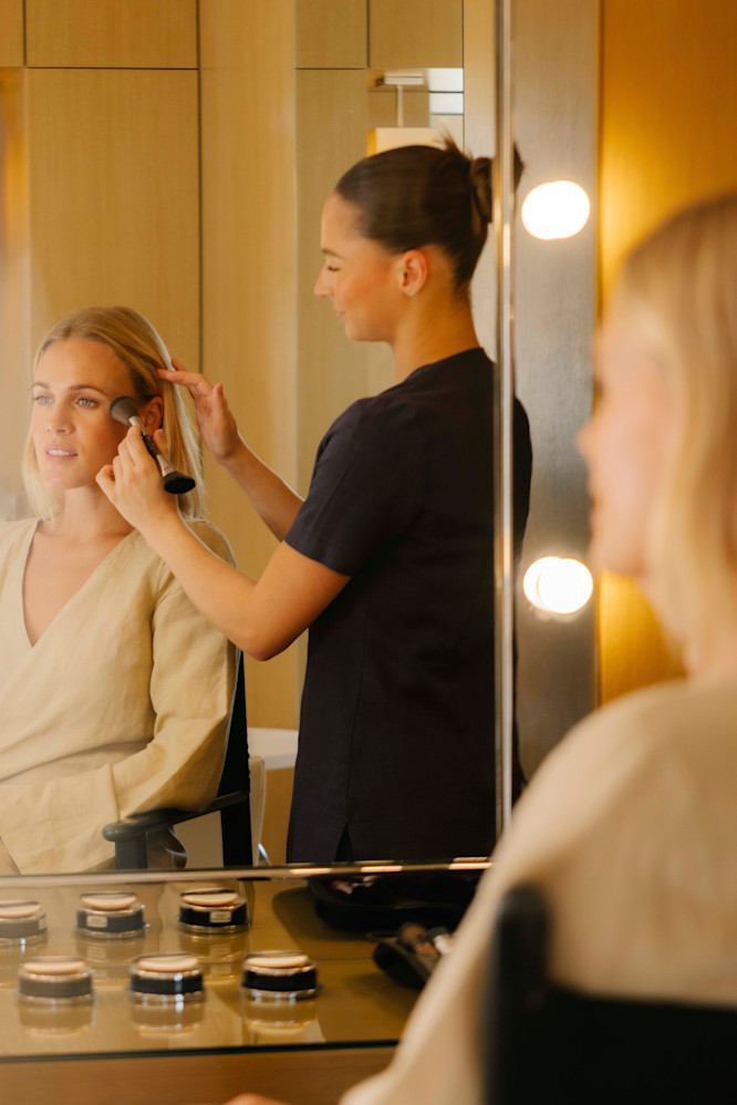 CSM - Woman in beauty room