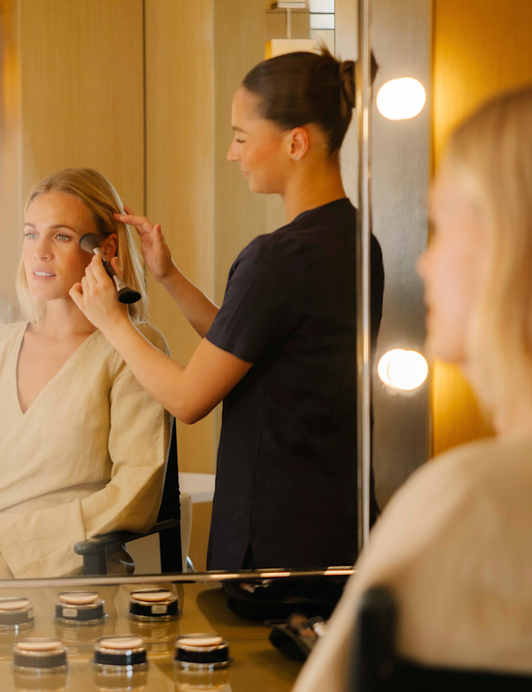 CSM - Femme en cabine beauté