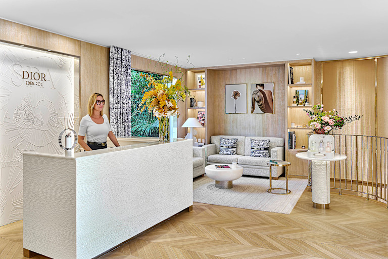 HDC - Dior Spa Eden-Roc desk