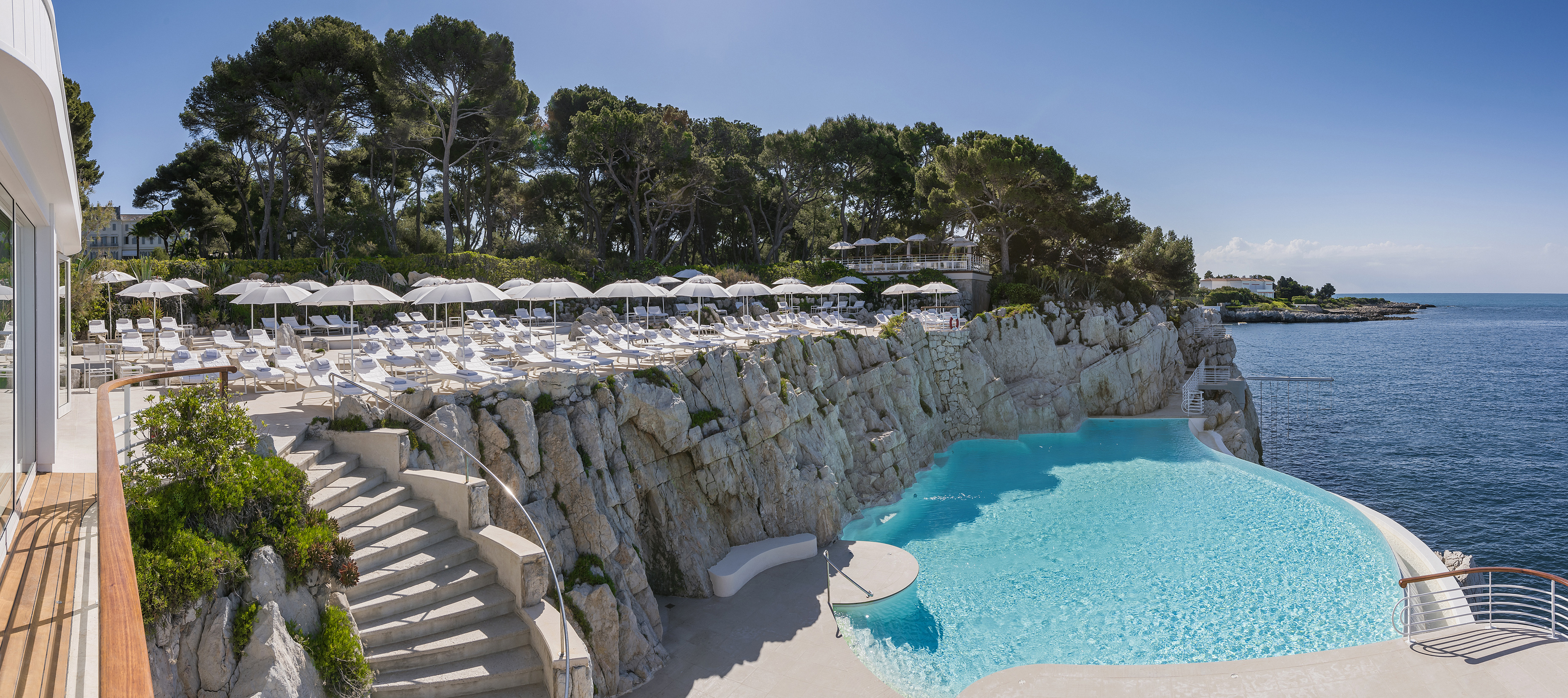 https://images.eu.ctfassets.net/og3b0tarlg4b/2Bkhf1DHhnmIimp0lG3rM8/4c43a84b5ad1ce50b4df0f6f2ca18f56/Hotel_du_Cap-Eden-Roc_Swimming_pool_2017-Sordello_copie.jpg