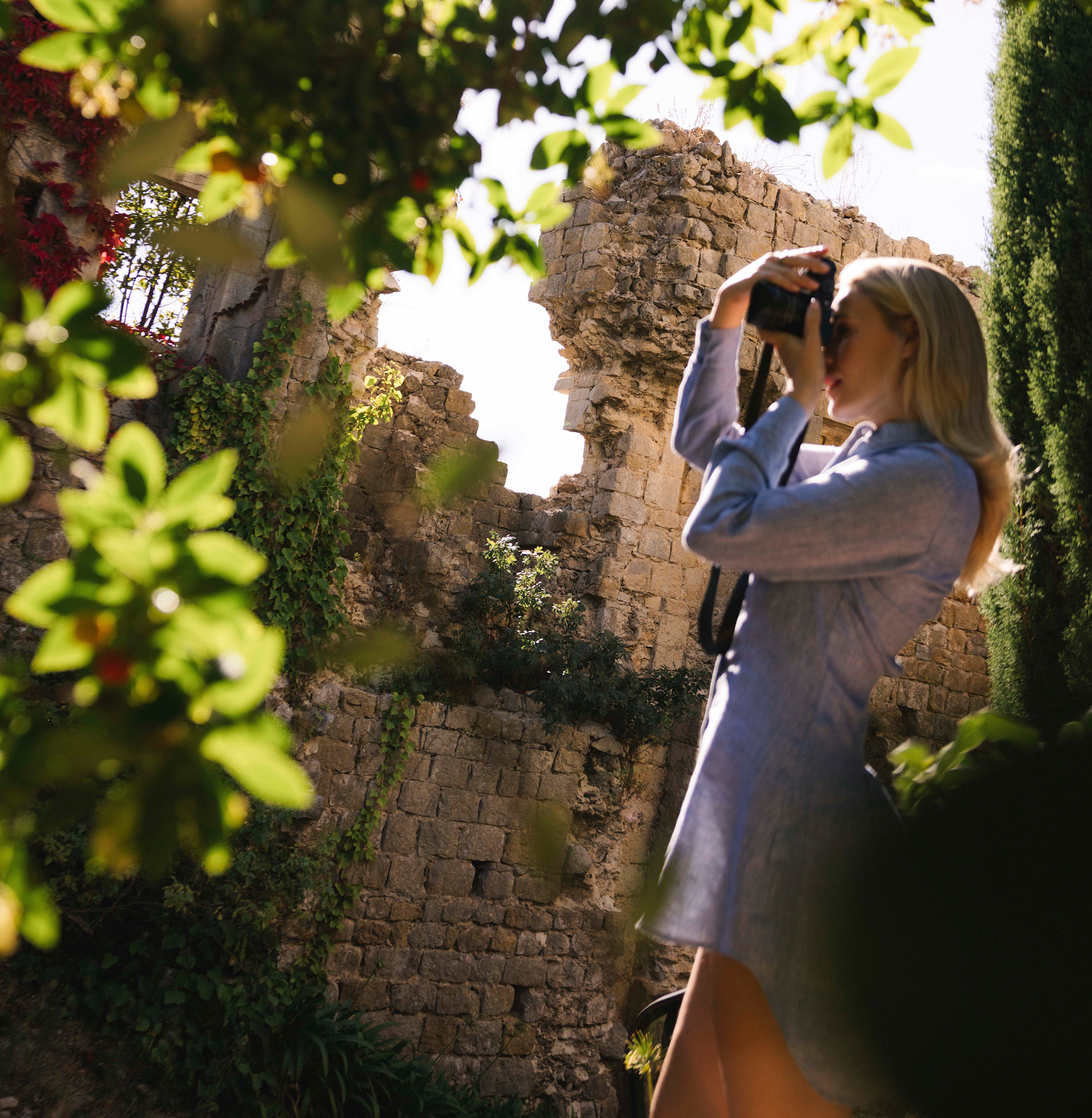 CSM - Woman taking pictures