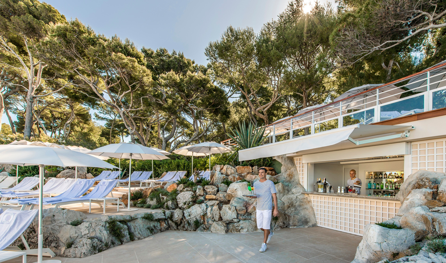 HDC - Pool Bar waiter